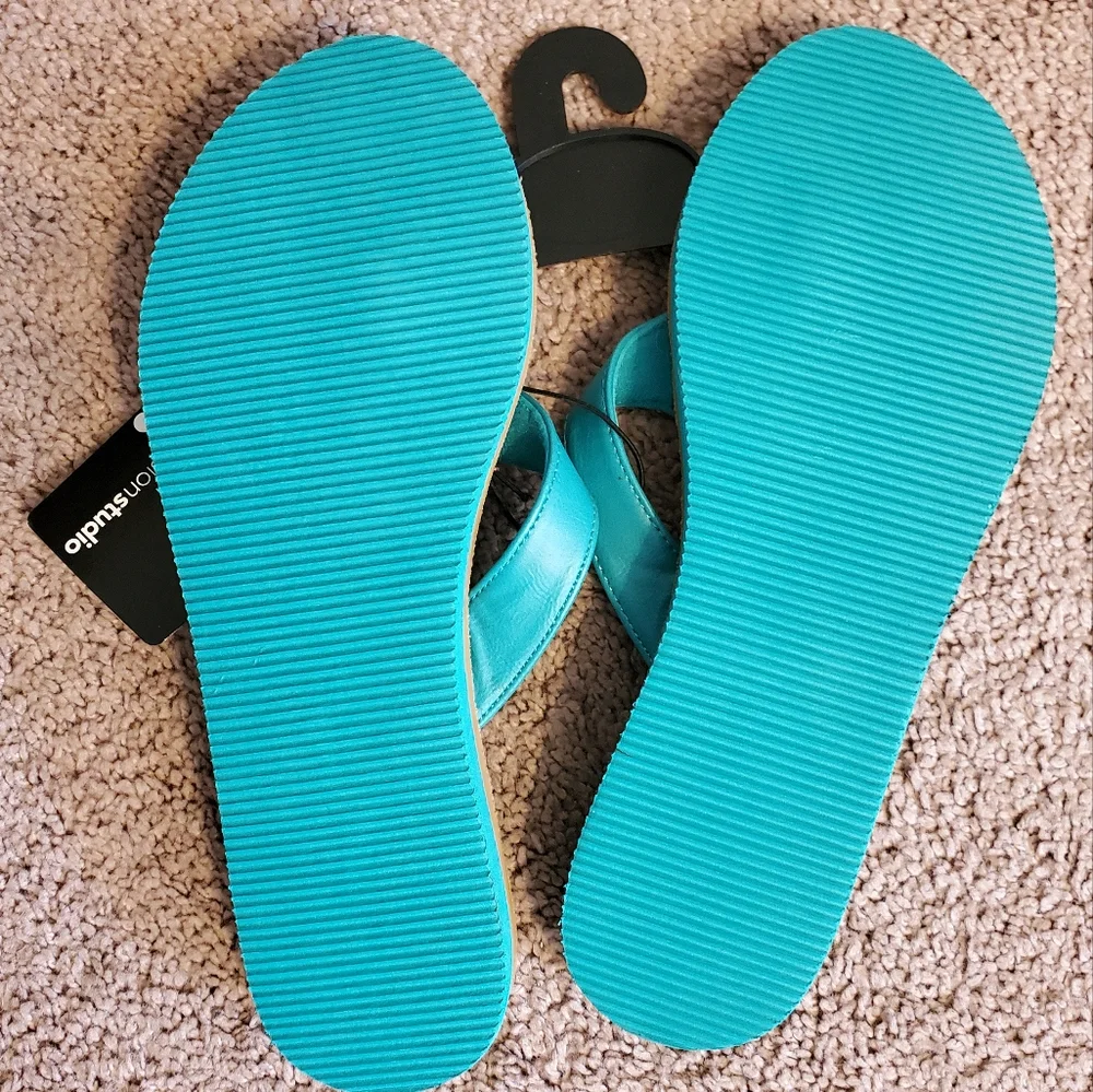Envision Studios faux leather flip flops turquoise and tan size 9